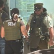 Un grupo de delincuentes logró robar más de $300 millones tras protagonizar un violento asalto armado en una joyería de la comuna de Providencia. Los antisociales se dieron a la fuga y aún no son encontrados. ¡Detalles!