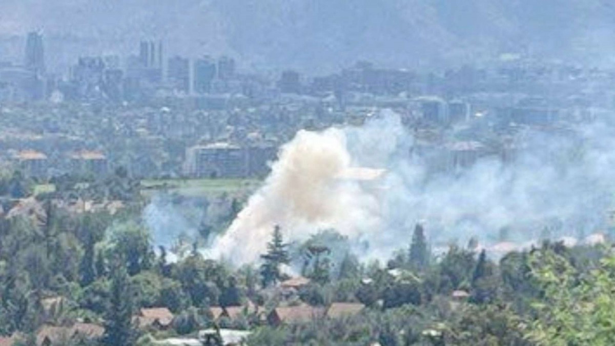 Presenta peligro de propagación a viviendas: Bomberos trabaja en incendio que afecta a La Reina