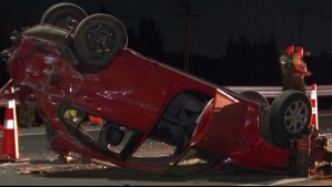 Hombre muere tras volcar y salir eyectado de su auto en el Acceso Sur: Se investiga conducción bajo los efectos del alcohol