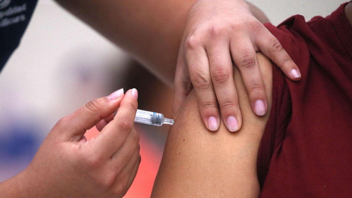 Campaña de vacunación 2026 comenzó este domingo: Estos son los grupos prioritarios que pueden acceder gratis