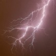 La Dirección Meteorológica de Chile (DMC) actualizó un aviso por probables tormentas eléctricas para algunas zonas de siete regiones del país. ¿Está la tuya? ¡Detalles en la siguiente nota!