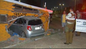 Impactante choque en Renca deja dos lesionados: Auto terminó incrustado en un cité y conductor se dio a la fuga