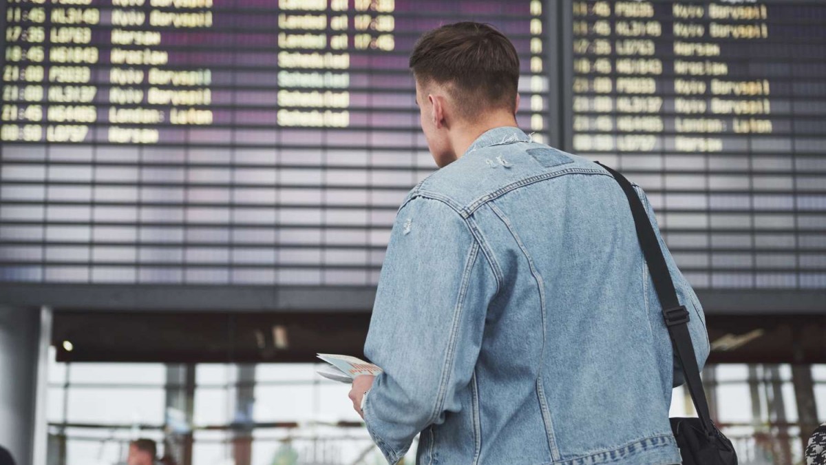 Detienen a hombre que hackeó el sistema de millas y viajó por el mundo pagando casi nada