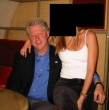 El expresidente estadounidense Bill Clinton explicó las fotos virales que fueron publicadas de los archivos del caso Jeffrey Epstein, en las que se le ve en un jacuzzi y en una piscina con una mujer, cuyo rostro está censurado.
