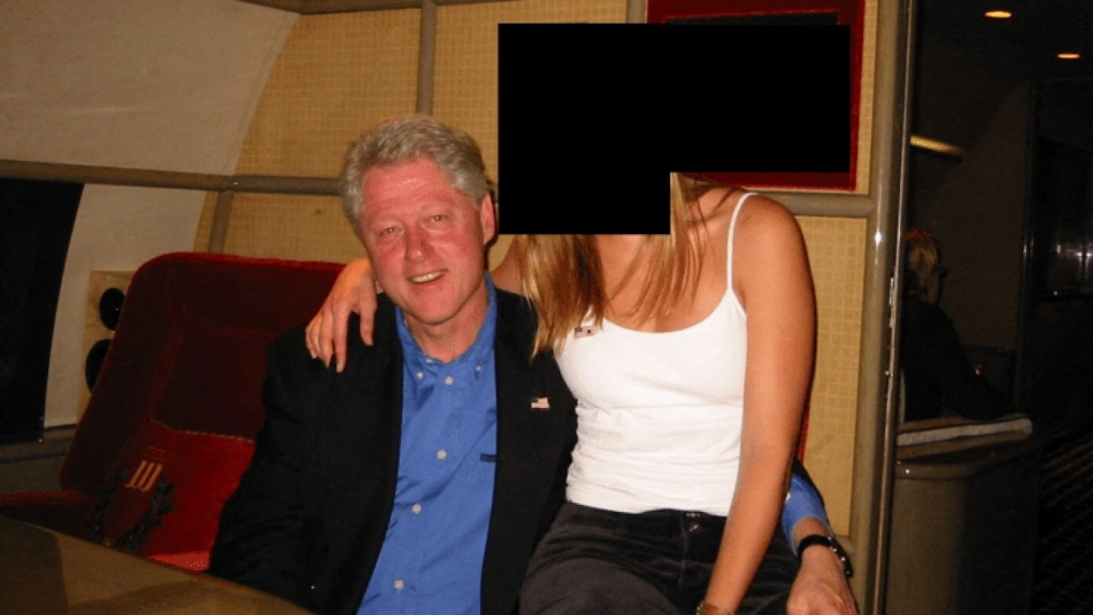 Expresidente Bill Clinton da explicaciones sobre sus fotos en los archivos Epstein