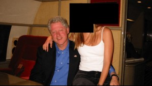 Expresidente Bill Clinton da explicaciones sobre sus fotos en los archivos Epstein