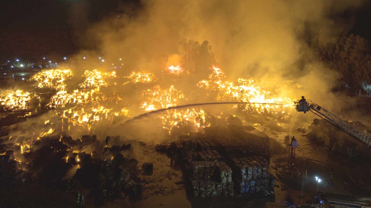 Lleva más de 12 horas activo: Continúa combate de incendio en papelera de Puente Alto