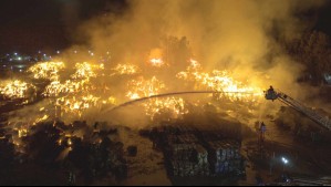 Lleva más de 12 horas activo: Continúa combate de incendio en papelera de Puente Alto