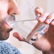 En las úlltimas semanas se ha viralizado en redes sociales una curiosa recomendación que traería beneficios a nuestra salud: beber un vaso de agua tibia al día ayudaría a adelgazar. Revisa qué dicen los expertos.