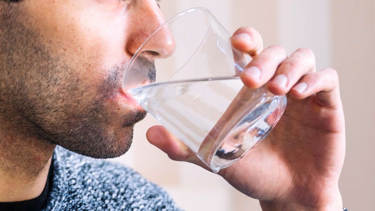 ¿Beber agua tibia ayuda a bajar de peso?: Esto dicen los expertos sobre curiosa recomendación de redes sociales