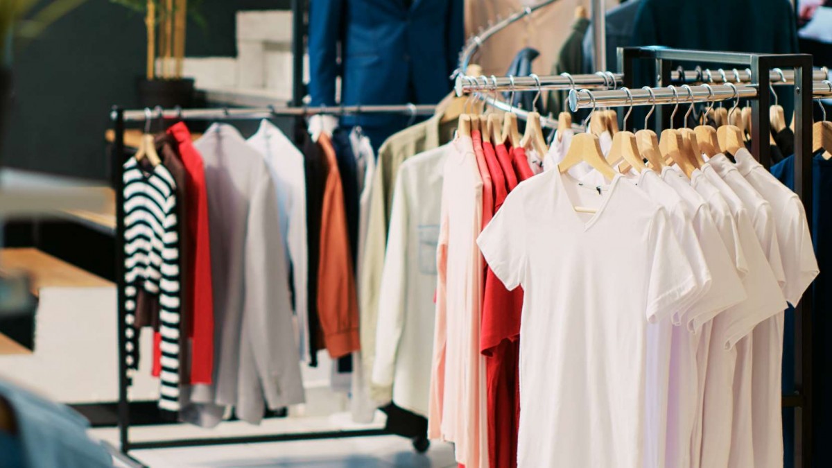 Precios van desde los $2.000: Reconocida tienda de ropa anuncia remate final en prendas