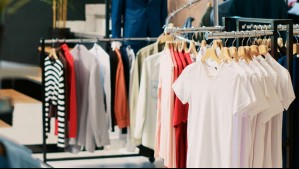 Precios van desde los $2.000: Reconocida tienda de ropa anuncia remate final en prendas