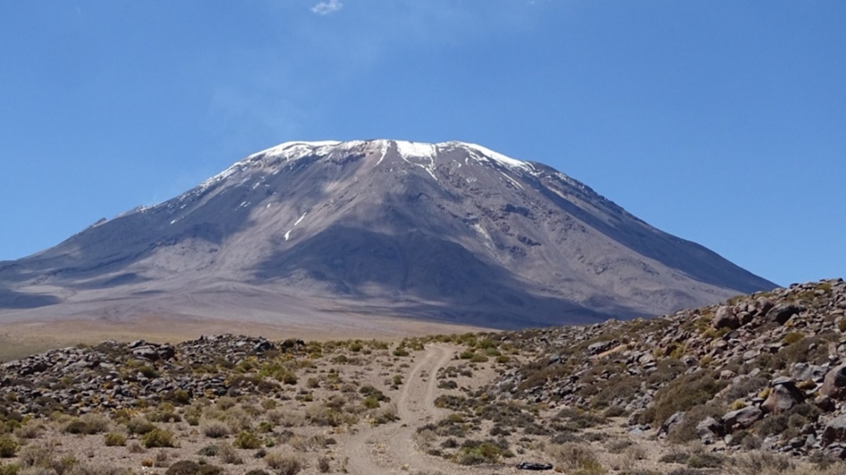 Elevan 'alerta técnica amarilla' para el volcán Láscar: 'Es posible la ocurrencia de explosiones menores'