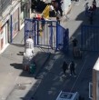 A meses de la intervención en Barrio Meiggs, los ?toldos azules siguen apareciendo en calles cercanas. Un recorrido por el sector muestra zonas recuperadas y otras donde el comercio ambulante persiste.