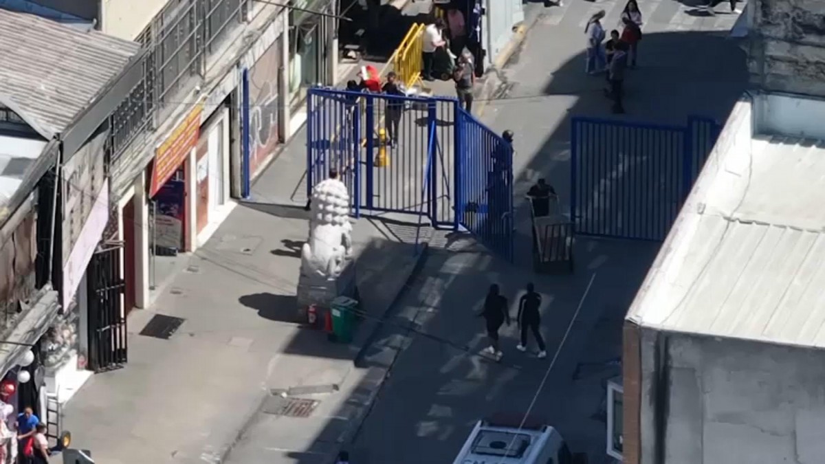 Toldos azules en Barrio Meiggs: Así siguen instalándose los ambulantes pese a la intervención en la zona