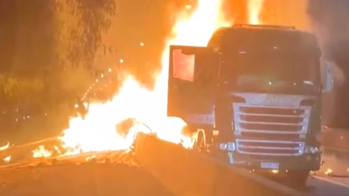 Camión se incendia en plena Ruta 5 a la altura de San Miguel y genera corte total de la autopista