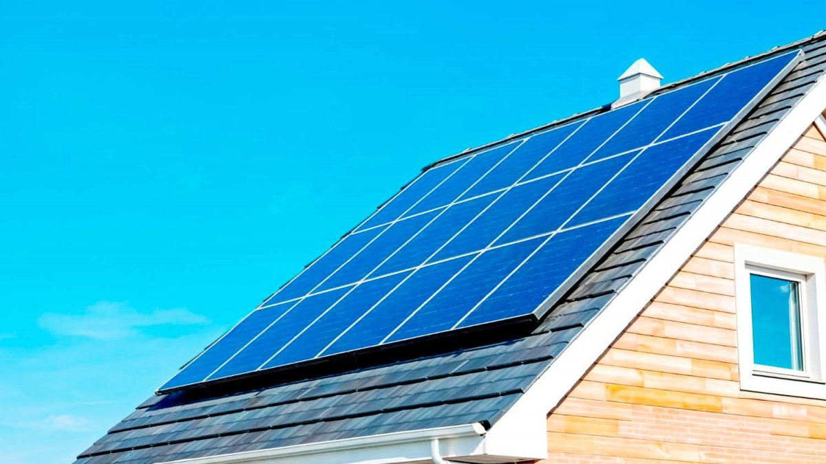 Instaló paneles solares en su casa y ahorra en su cuenta de luz $145.000 mensuales: ¿Cómo lo hizo y cuánto invirtió?