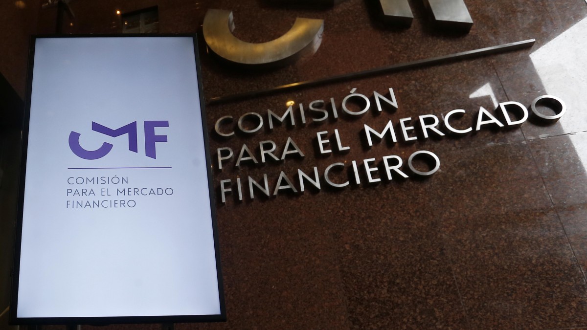 CMF alerta por siete entidades que ofrecen créditos web: Piden adelanto de pagos y no entregan el dinero
