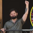 El Presidente de la República, Gabriel Boric (FA), se dirigió a todos los adherentes que le realizan una despedida ciudadana frente al Palacio de La Moneda, señalando que se va con la frente en alto y las manos limpias. ¡Detalles!