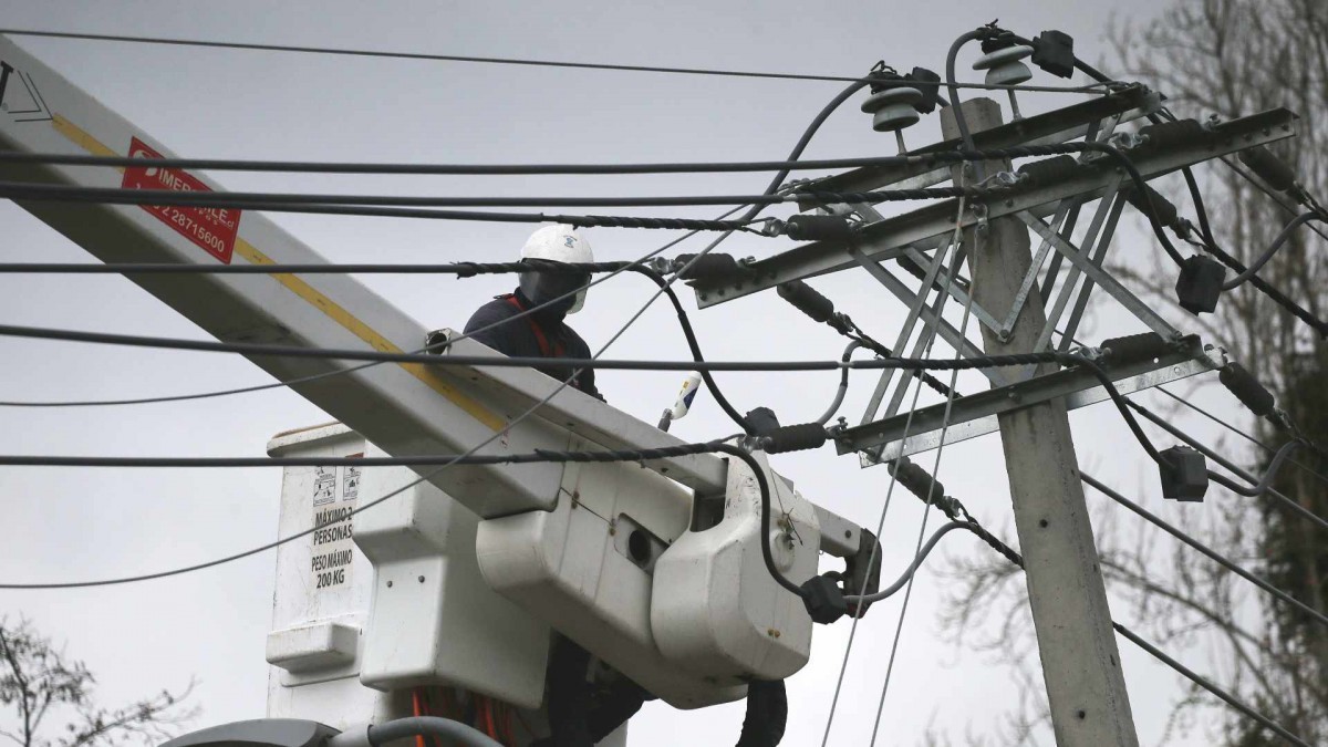 ¿Dónde y a qué hora?: Cortes de luz afectarán a la Región Metropolitana este martes 10 de marzo