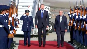 Rey Felipe VI arriba a Chile para participar del cambio de mando: Revisa cómo fue su llegada