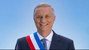 Contraloría valida uso del Escudo Nacional en la banda presidencial de fotografía oficial de José Antonio Kast