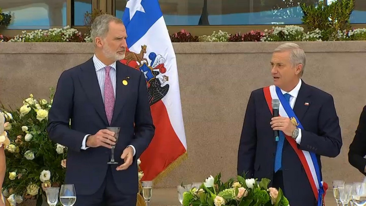 Kast destaca 'rol unificador' del Rey Felipe VI y el monarca compromete colaboración en almuerzo oficial del nuevo Gobierno