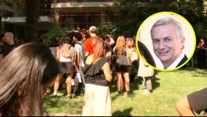 Jóvenes protestan en Liceo Augusto D'Halmar en la previa de la primera actividad de Kast como Presidente