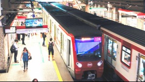 Metro de Santiago presenta retraso en la frecuencia de trenes en Línea 1 en plena hora punta