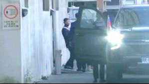 Usando la banda presidencial y con su hija en brazos: Así salió Boric de su domicilio para ir por última vez a La Moneda