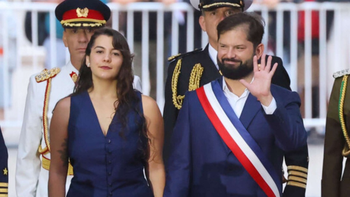 Cambio de mando: Presidente Boric fue recibido con aplausos y honores al llegar a La Moneda