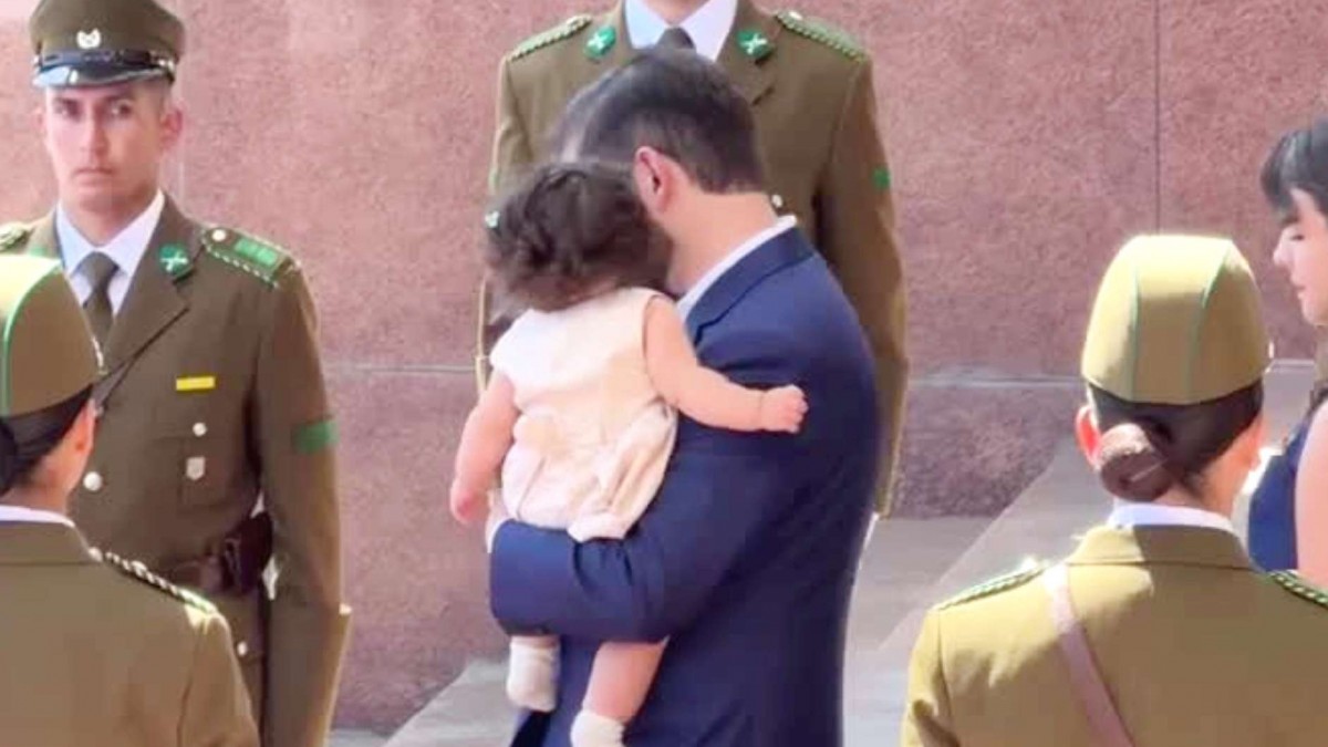 Con su hija Violeta en brazos: Así se retiró Boric del Congreso tras entregar la banda presidencial