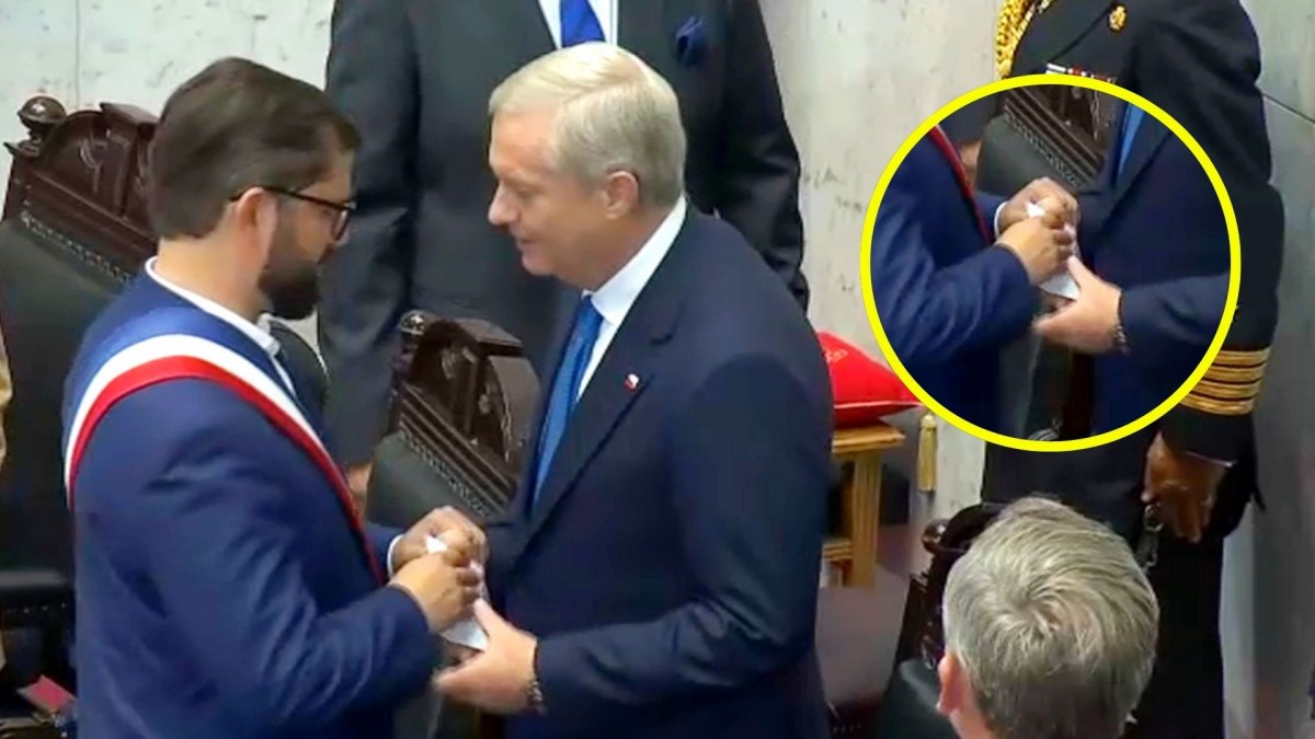 'Muchas gracias, la voy a leer en la casa': Revelan reacción del Presidente Kast al recibir carta de Boric durante cambio de mando