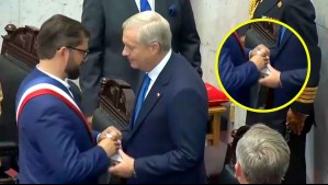 'Muchas gracias, la voy a leer en la casa': Revelan reacción del Presidente Kast al recibir carta de Boric durante cambio de mando