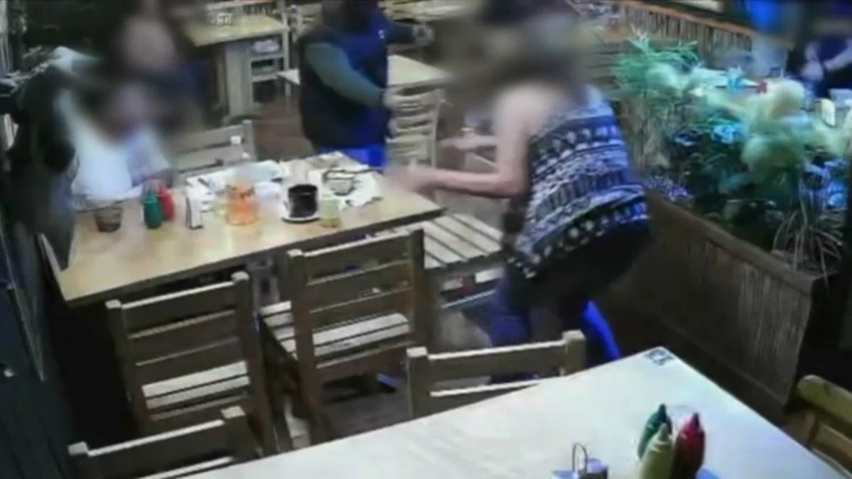 'Temí por mi vida': Video muestran robo de delincuentes que entraron con una escopeta a un local de comida en Coronel