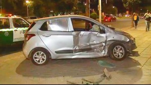 Nuevo accidente en Barrio Matta: Auto fue chocado por furgón y terminó arriba de la vereda en centro de Santiago