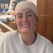 Tras recibir el golpe de una maleta en un tren, Lauren Macpherson (29) descubrió un cáncer cerebral terminal. Pasó por cirugía, controles trimestrales y se prepara para tratamiento con vorasidenib.