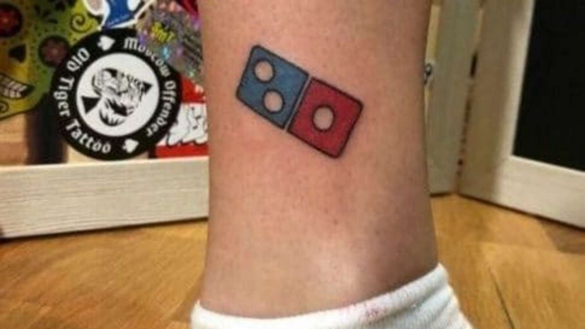 Se tatuó logo de pizzería para tener comida gratis por 100 años pero le quitaron el beneficio