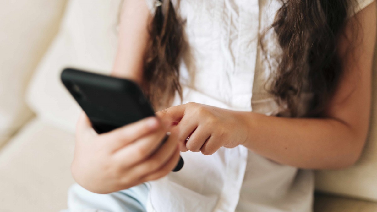 Estudio advierte uso temprano de internet en niños: Así puedes configurar el control parental en tu celular