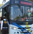Carabineros y la PDI se encuentran realizando un operativo migratorio en el Persa Bío Bío, en el sector sur de la comuna de Santiago. Los extranjeros sin documentos de identidad fueron subidos a un bus de la PDI.