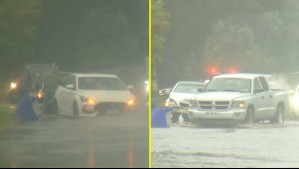 Video muestra auto que chocó y quedó atrapado en zona inundada por las intensas lluvias en Concepción