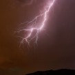La DMC emitió un aviso por nubes convectivas con características tornádicas en Los Ríos y Los Lagos, además de posibles tormentas eléctricas en cuatro regiones afectadas por el sistema frontal. ¡Detalles!