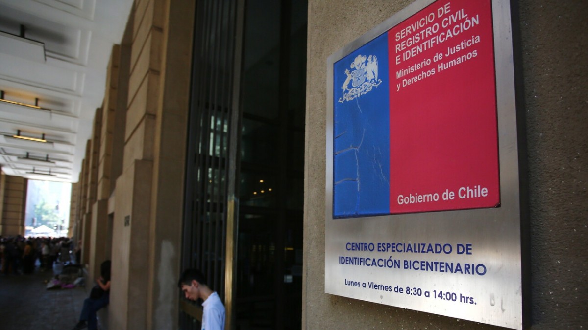 Argentina con más de 30 años en Chile acusa que fue despedida por tener el carnet vencido: No ha podido renovarlo