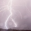 La Dirección Meteorológica de Chile (DMC) emitió este lunes un aviso meteorológico por probables tormentas eléctricas que podrían afectar a tres regiones de la zona sur.