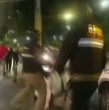 Un video captó el momento en que un guardia municipal de Estación Central recibió una brutal agresión tras participar de un procedimiento por ruidos molestos y comercio ambulante: Le tiraron un cilindro de gas.