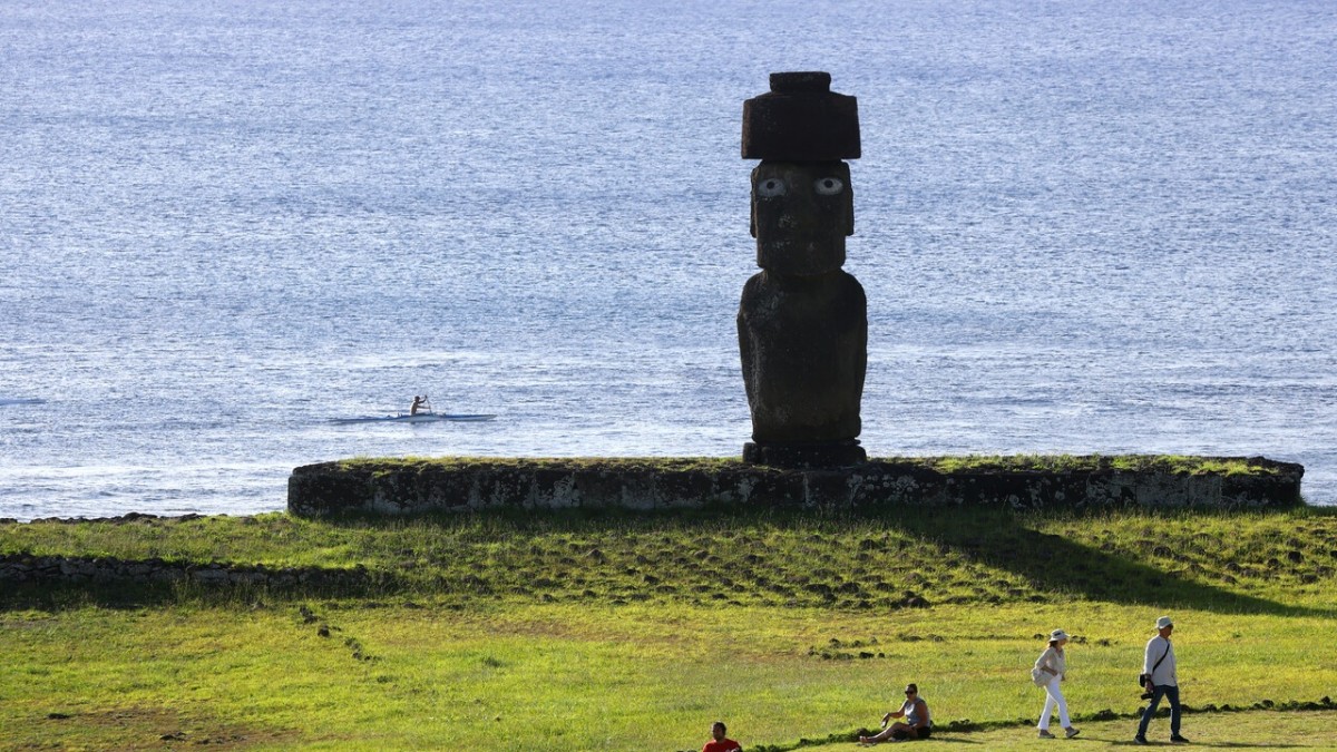 Es el primero en la historia: Descubren un nuevo moái en un lago seco de Isla de Pascua