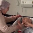 Un hombre de 90 años murió tras reencontrarse con su esposa en un hospital de Brasil. El emotivo video de su despedida se volvió viral y ha conmovido a miles en redes sociales.