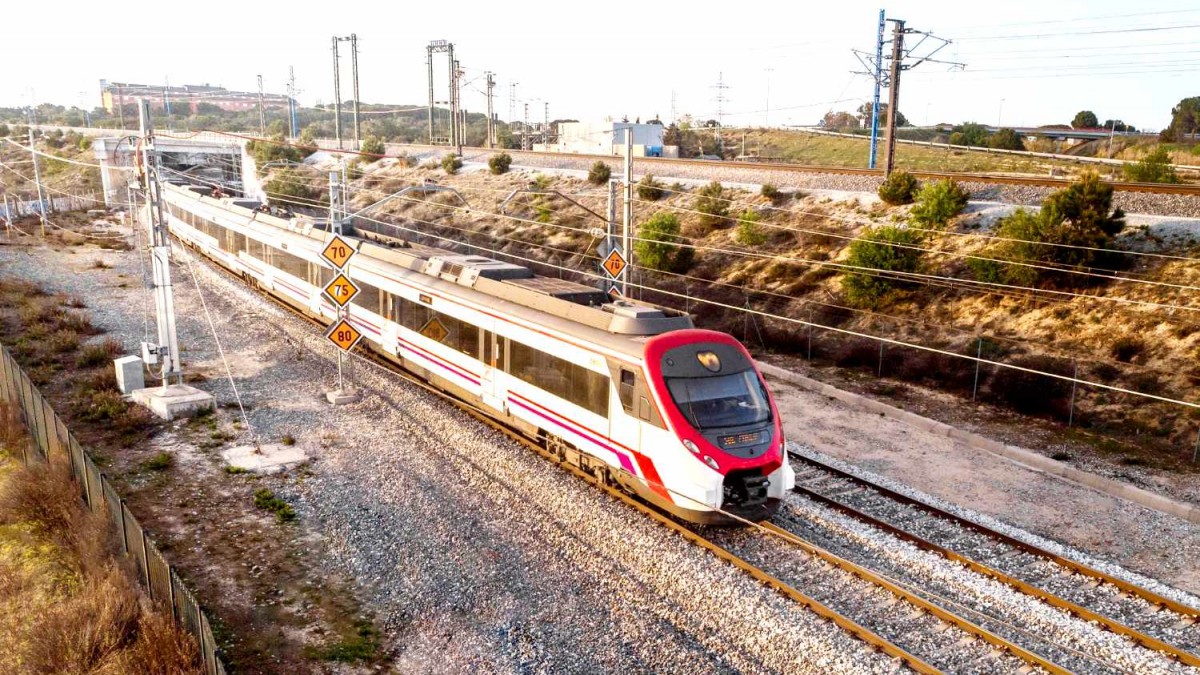 Se pasó de su estación y se lanzó de un tren en marcha a 90 km/h
