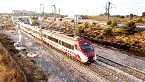 Se pasó de su estación y se lanzó de un tren en marcha a 90 km/h