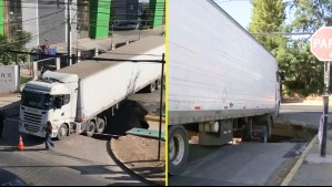 Camión cargado de queso se detuvo en una esquina y abrió un socavón en Renca
